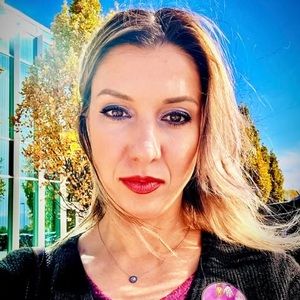 Meet your Posher, Lora